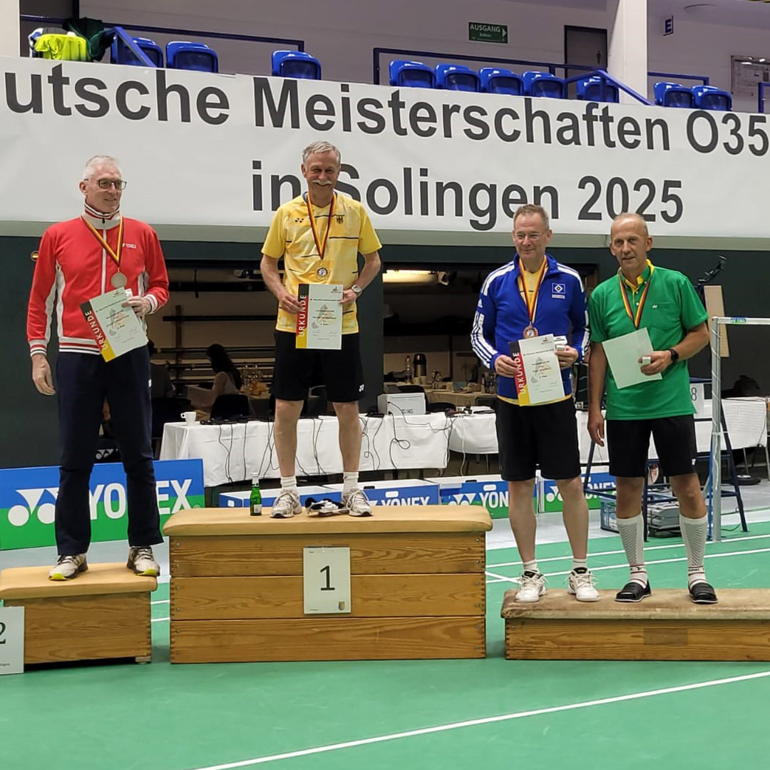 Auf dem Foto ist Karsten Großgebauer bei der Siegerehrung zu sehen.