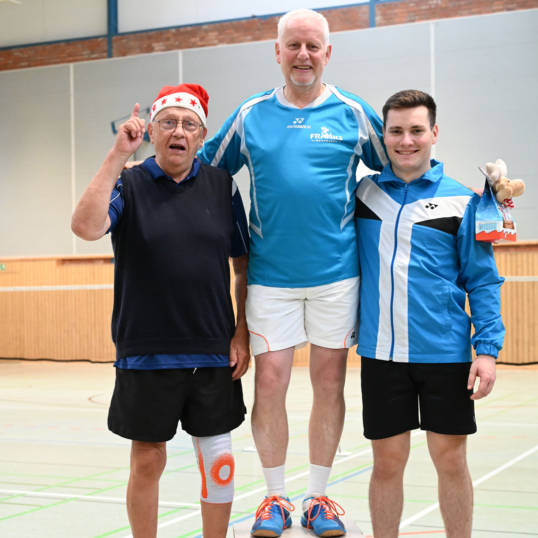  Hier ist ein Foto vom Siegertreppchen des Turniers zu sehen.