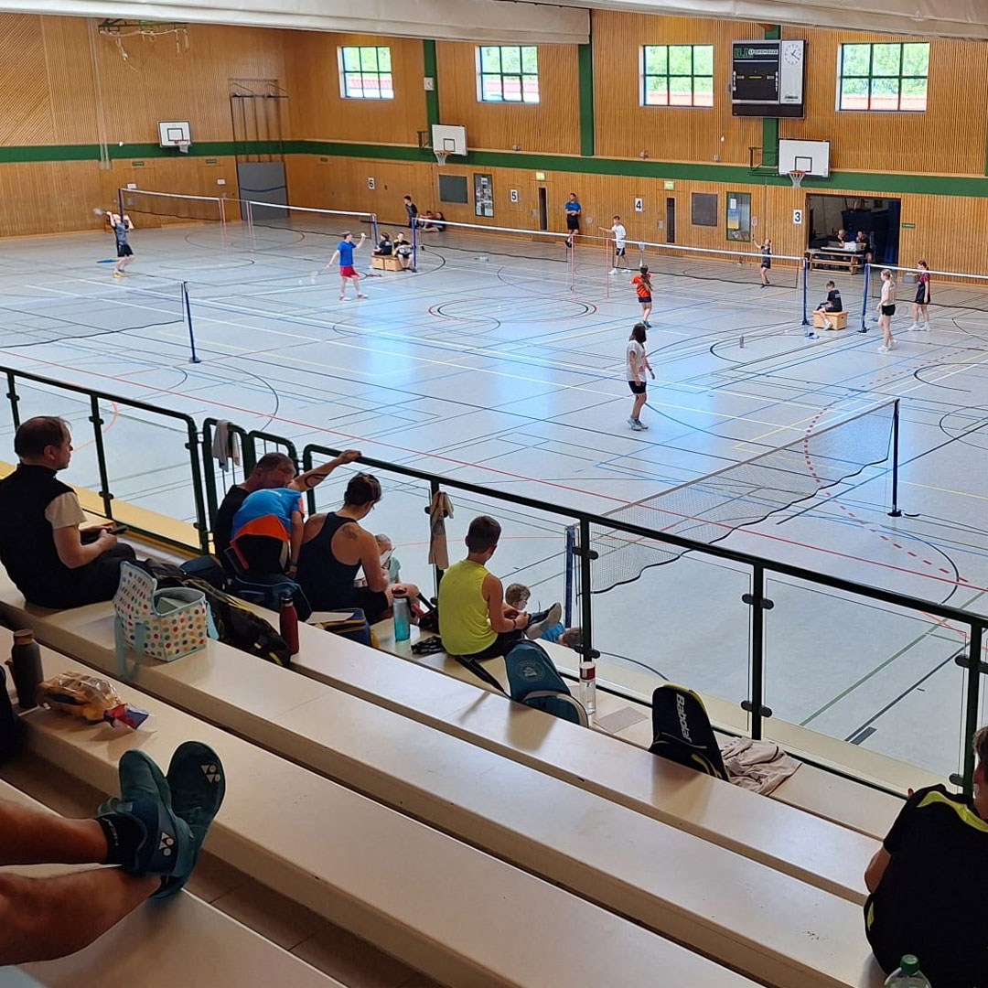 Auf dem Foto blickt man in die Sporthalle.